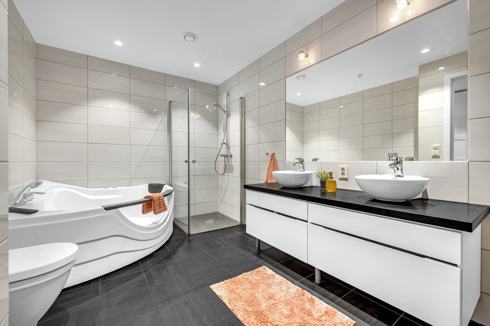 Stort bad i underetasjen med dusjhjørne, dobbel vask og boblebad Galleribilde