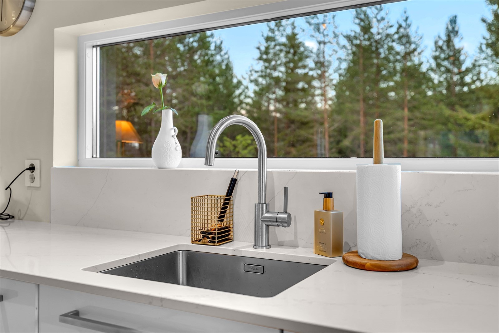 Moderne benkeplate av komposittstein kjøpt av Sigvartsen Steinindustrier i 2022. Underlimt kum i rustfritt stål Galleribilde