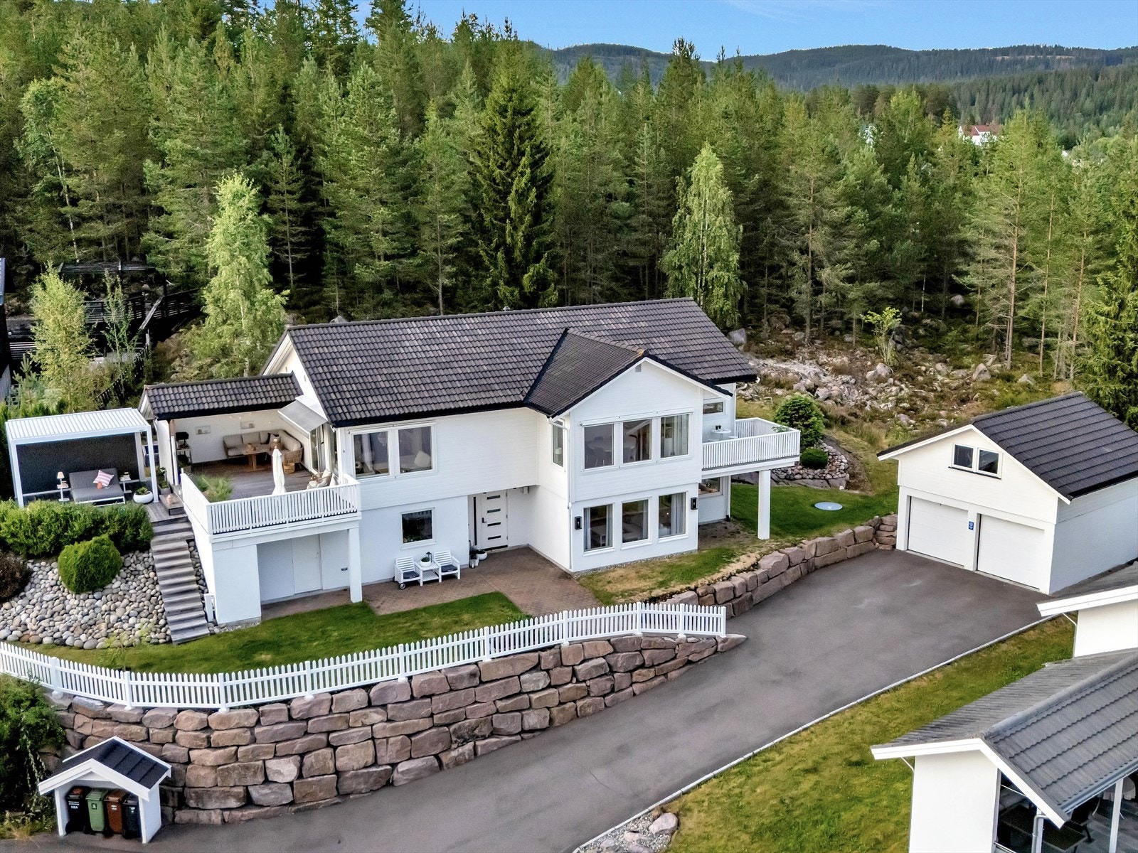 Åpne og luftige løsninger, moderne og glatte overflater samt bred og lys eikeparket er kjennetegn ved boligen! Galleribilde