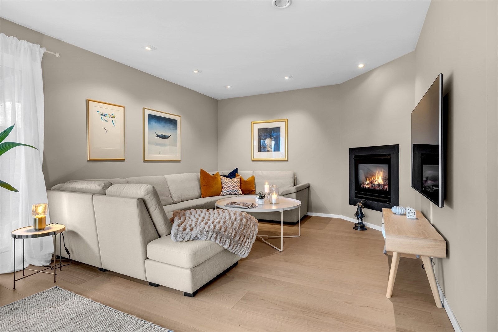 Hyggelig TV-stue med god plass til stor hjørnesofa for hele familien Galleribilde