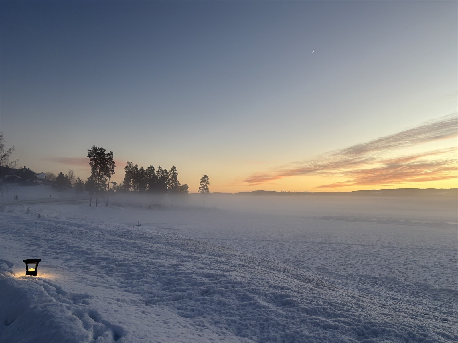 Det er går en flott tursti langs Harestuvannet hvor det er flere badeplasser og voleyballbane. Her brøytes det også skøytebaner vinterstid Galleribilde