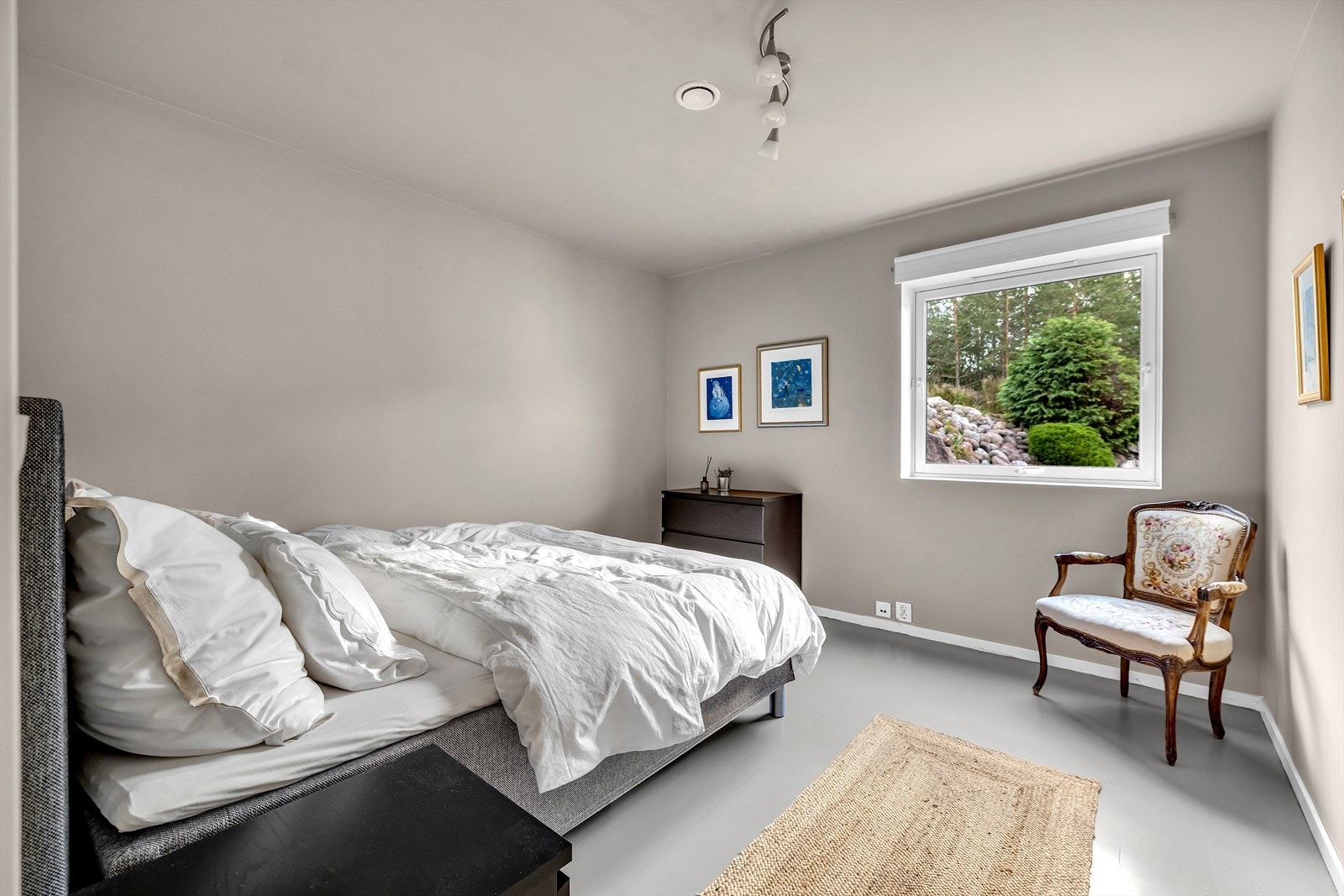 Soverom 2 er av god størrelse med rolig beliggenhet mot skogen Galleribilde