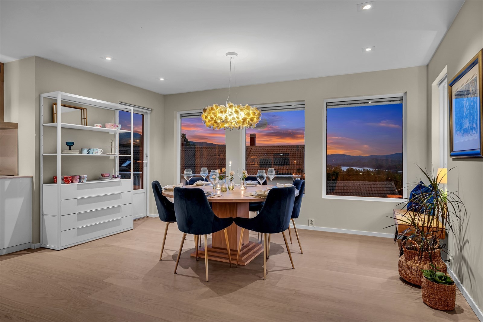 En hyggelig plass å samle familien. Stue og kjøkken ble modernisert med ny og bred eikeparket i 2022, samt at overflater ble malt Galleribilde