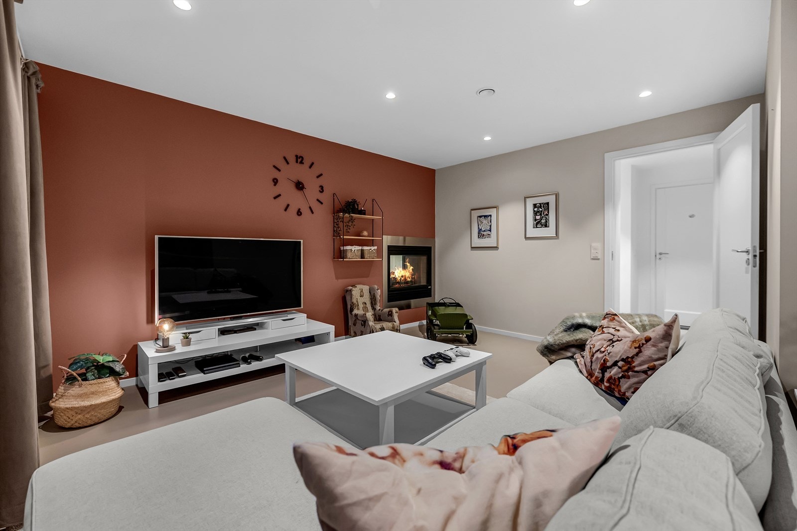 Moderne og lun gasspeis langs den ene veggen Galleribilde