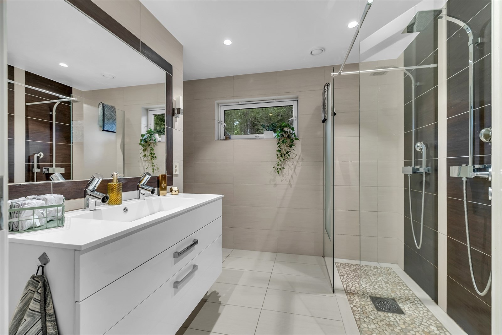 Eget ensuite bad på hovedsoverommet med dobbel dusj Galleribilde