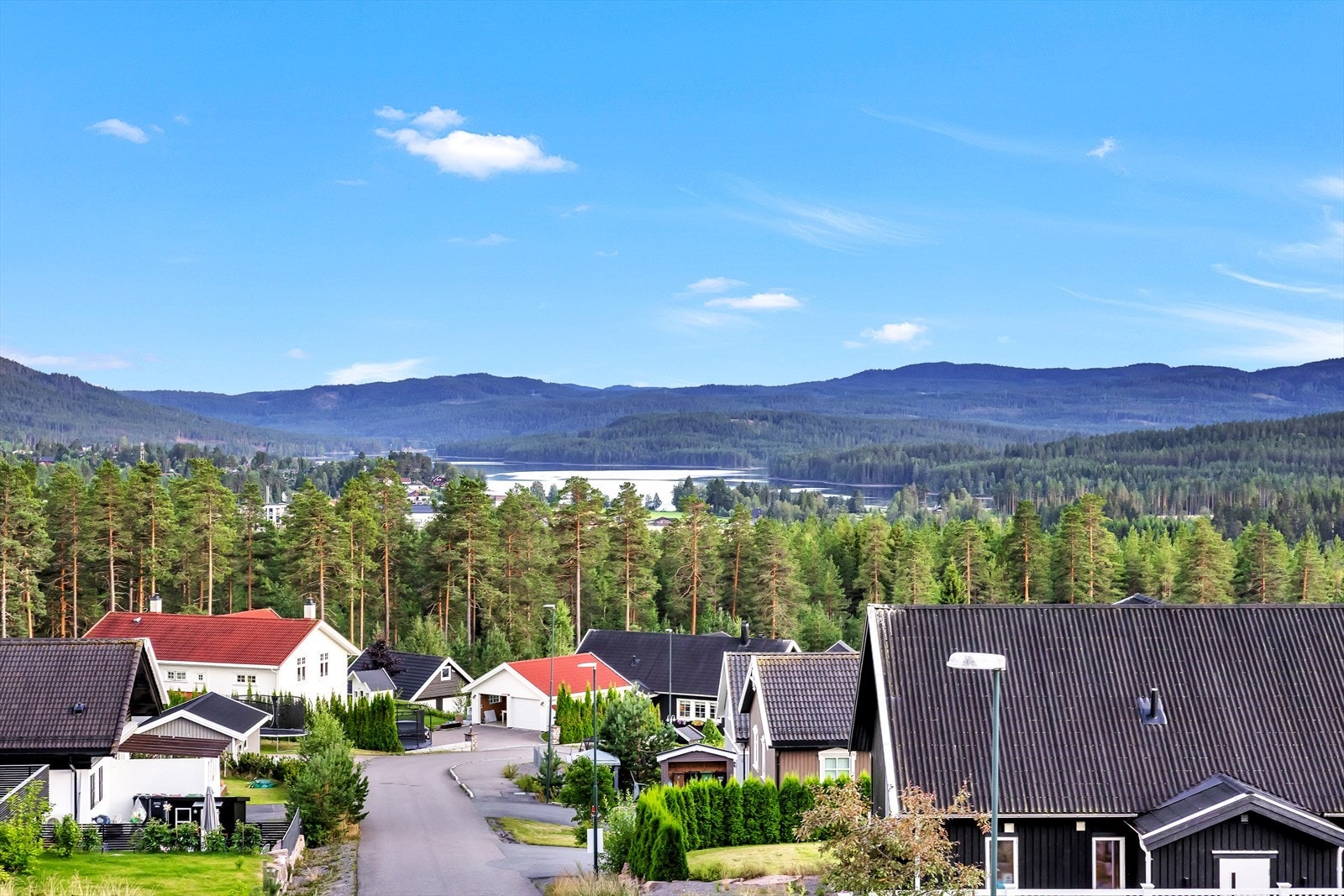 Flott utsyn utover nabolaget mot Harestuvannet Galleribilde