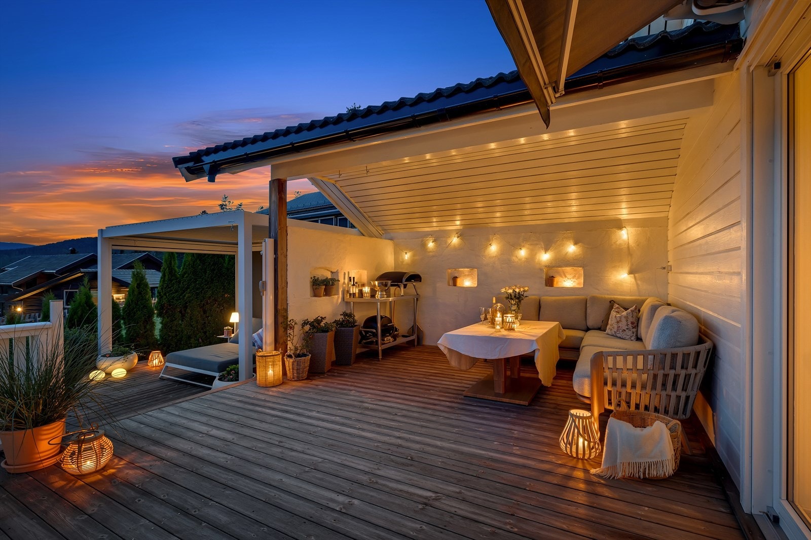 Med enkel tilgang fra stua er det to store plattinger med delvis overbygg og flere sitteplasser Galleribilde