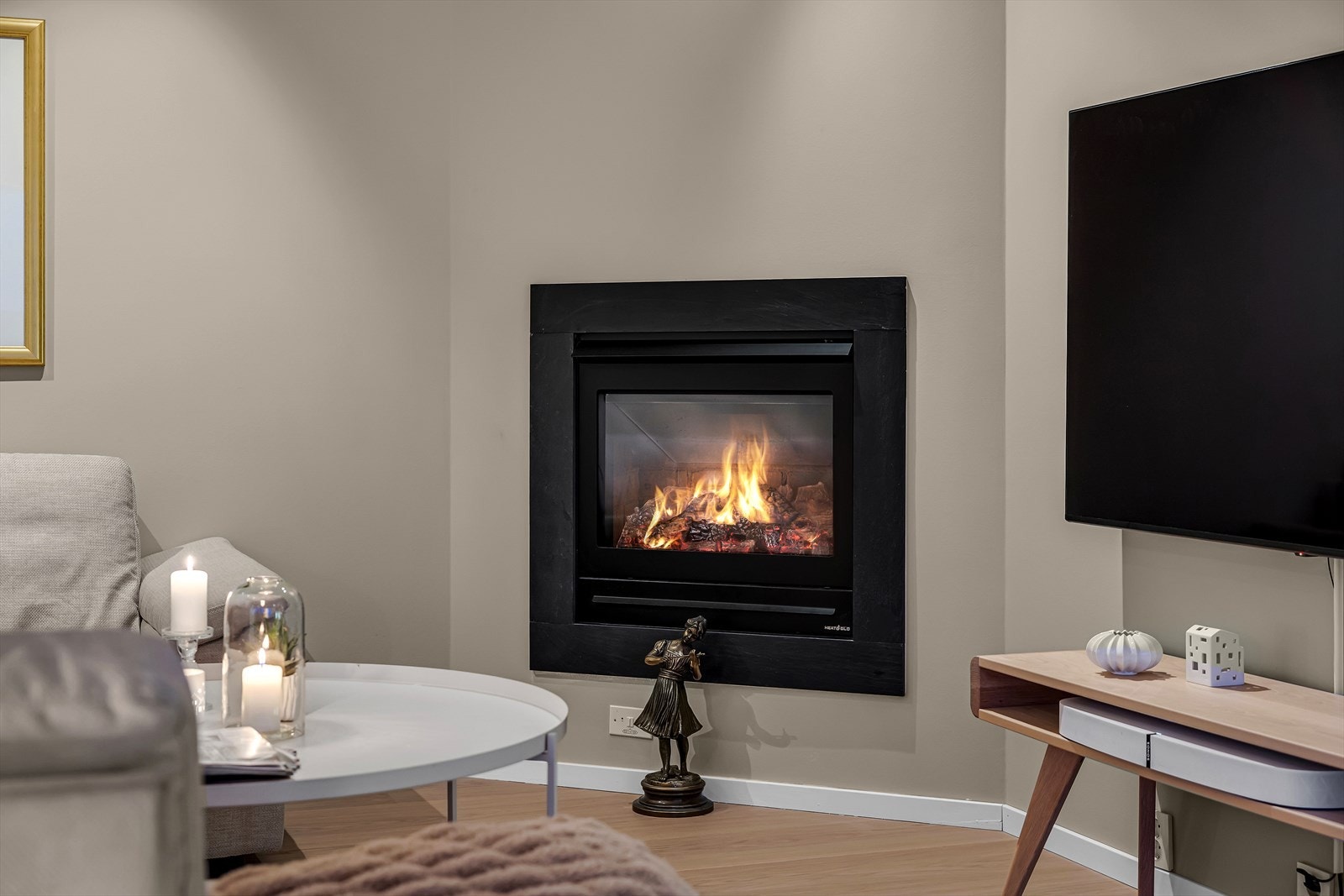 Lun og god varme fra moderne gasspeis i hjørnet av stua! Galleribilde