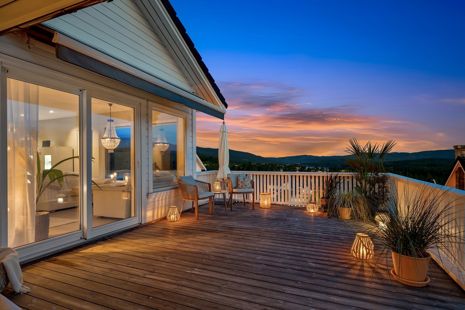 Boligen er opparbeidet med flere flotte uteplasser. Terrassen er målt til 33 m², med trapp ned til terrasse på 17 m² Galleribilde