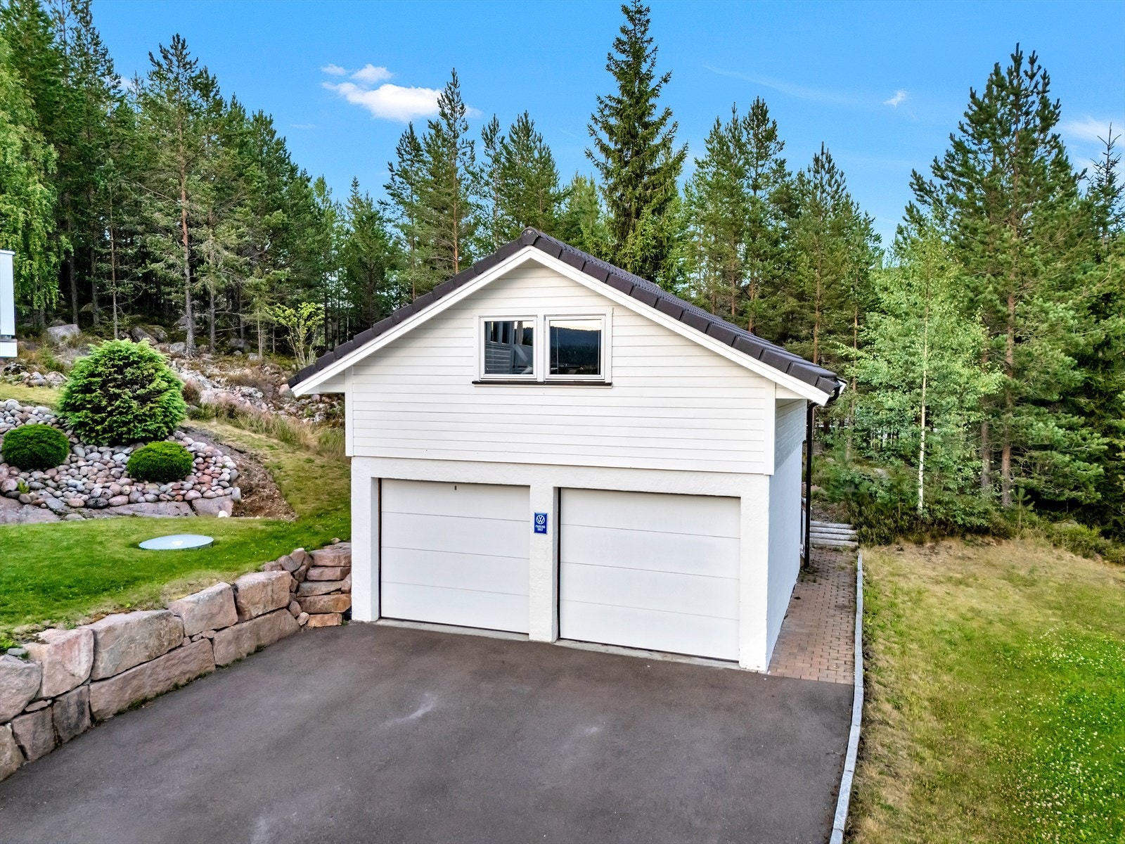 Parkering i dobbelt garasje hvor det er montert elbillader Galleribilde