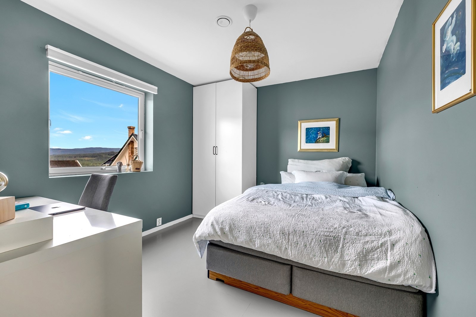 Soverom 3 med plass til stor seng, garderobe og pult Galleribilde