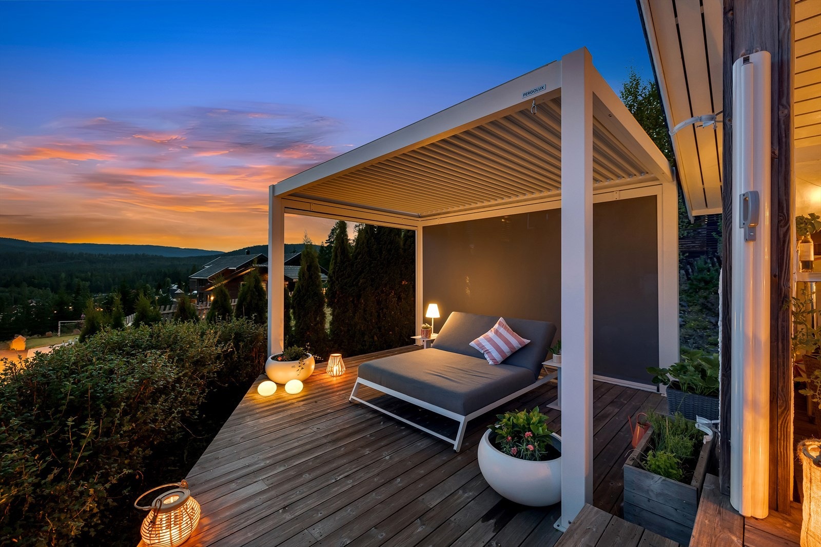 Her bor du usjenert i høyden hvor store deler av tomten grenser mot natur. Terrassene ligger i sørvesvendt retning med fantastiske solforhold Galleribilde
