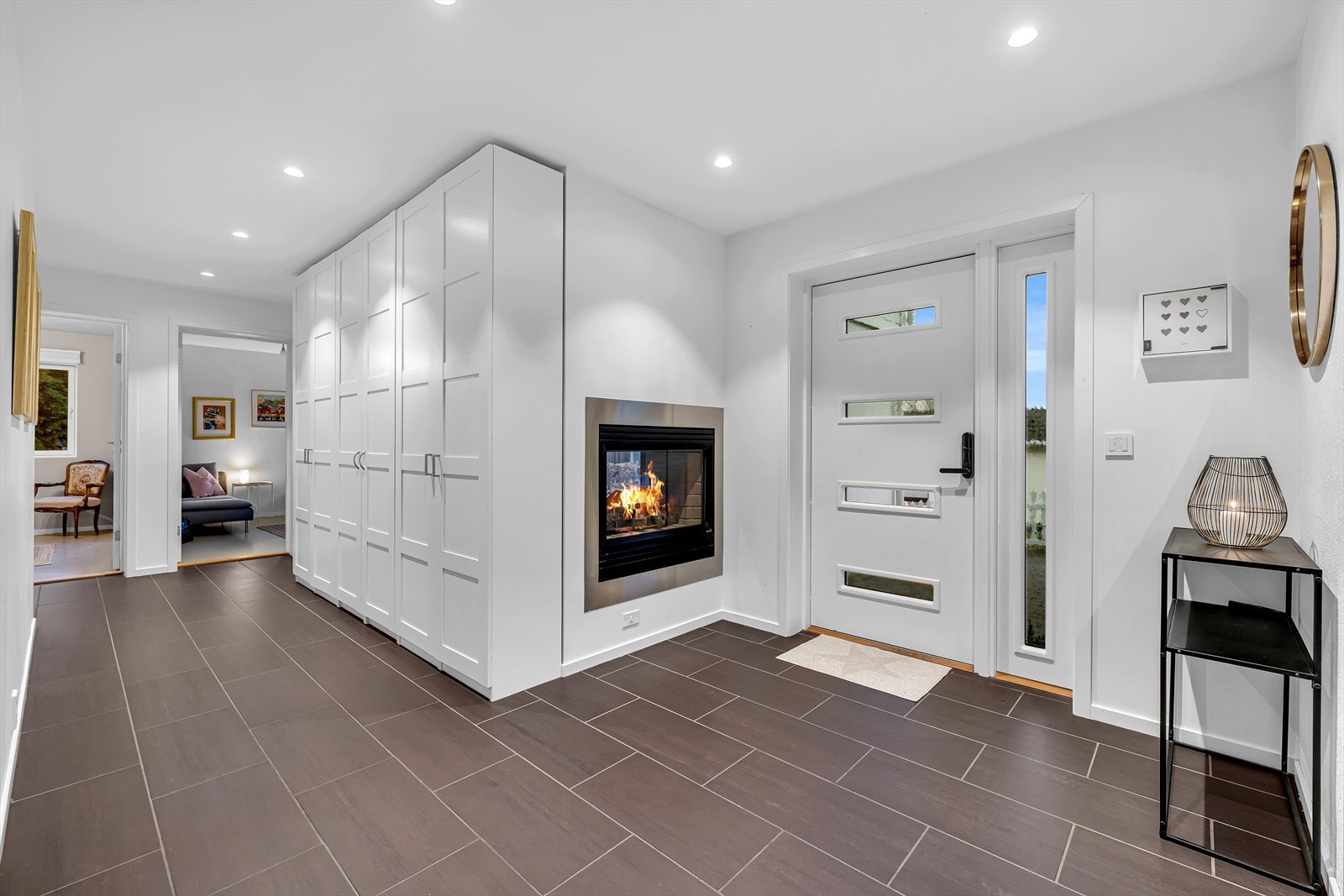 Lys og innbydende entré med god lagringsplass i skaprekke og godt førsteinntrykk med gasspeis Galleribilde