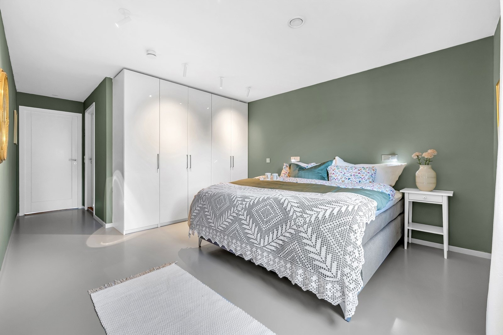 Romslig med god lagringsplass i garderobe Galleribilde