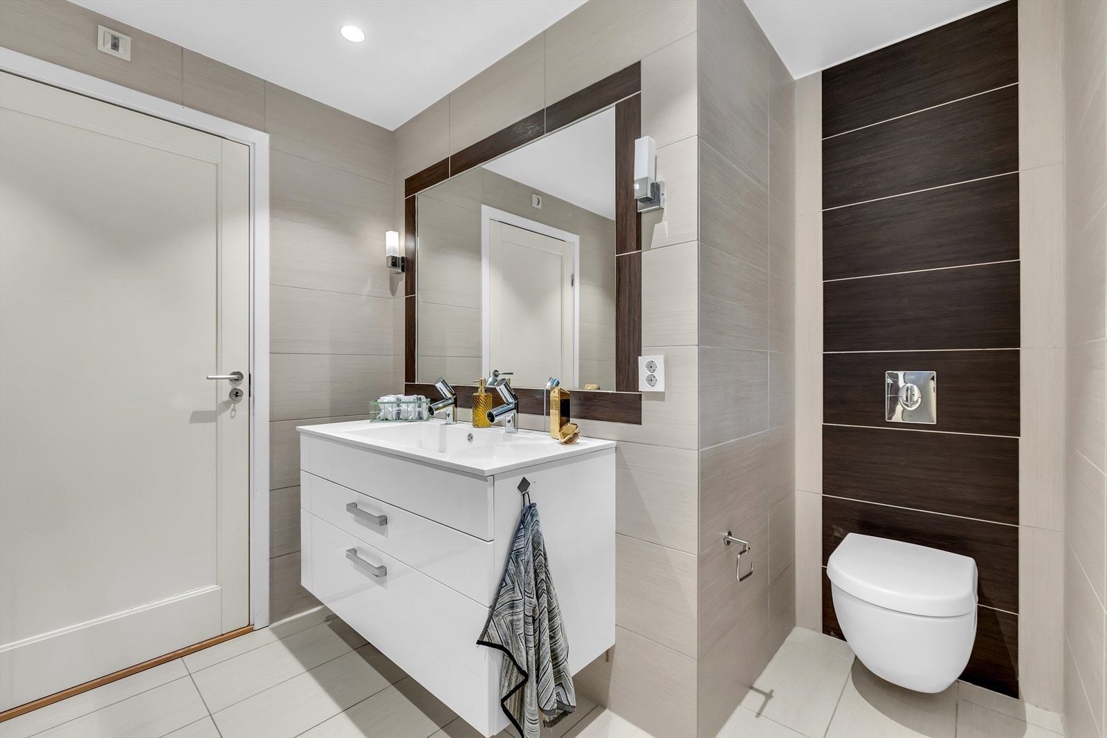 Dobbel vask og toalett Galleribilde