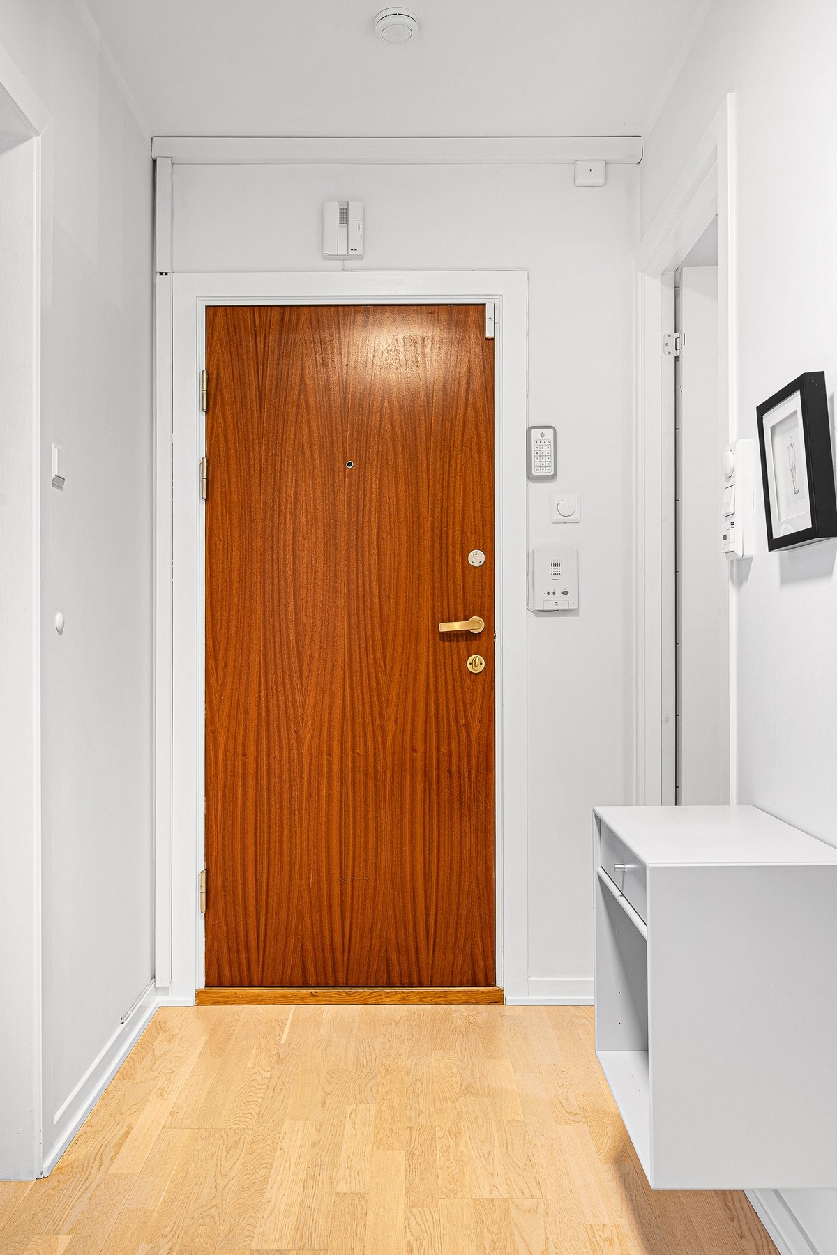 Det er installert callinganlegg som gjør det enkelt å slippe inn besøkende. Galleribilde