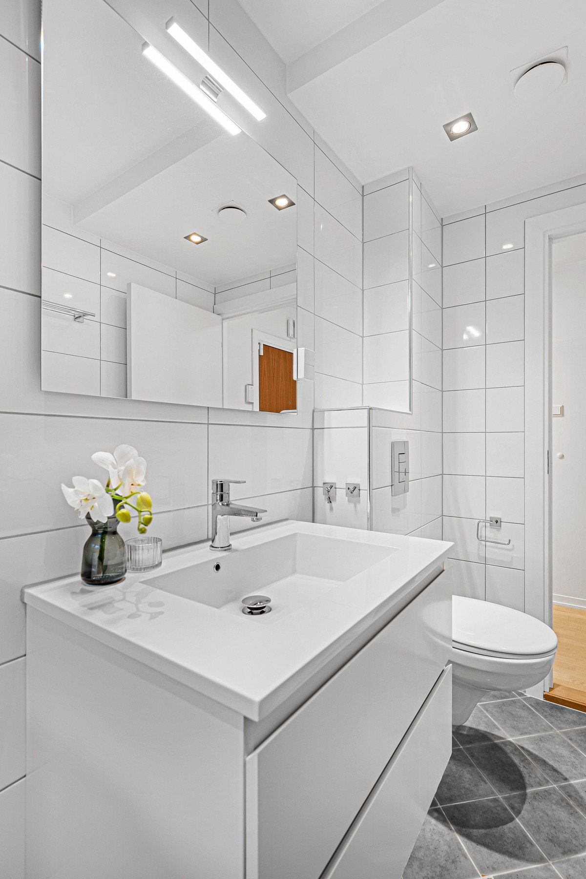 Flislagt bad med behagelige varmekabler i gulvet, og spotter i taket sørger for god belysning. Galleribilde