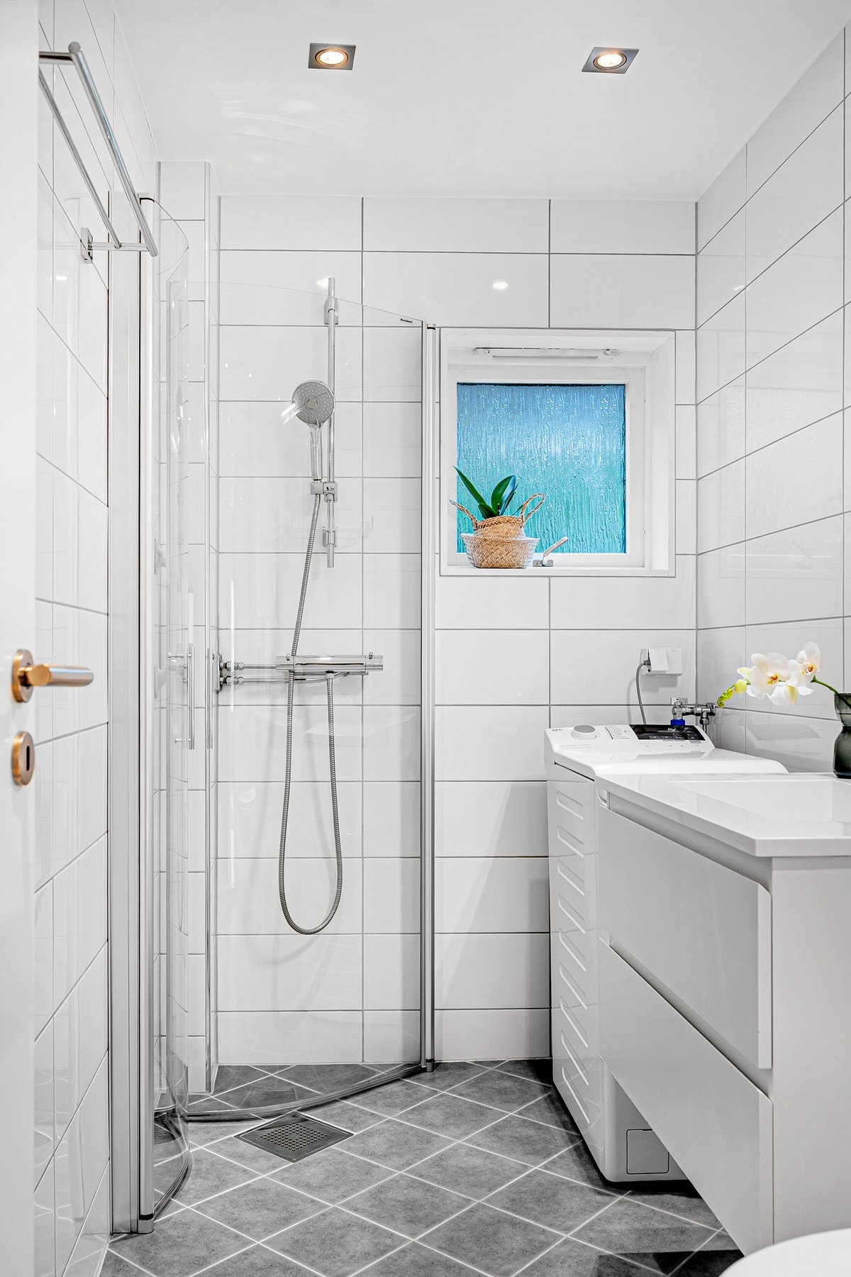 Innredningen består av vegghengt toalett, dusjnisje, servant og opplegg for vaskemaskin - en praktisk og funksjonell løsning for hverdagen. Galleribilde