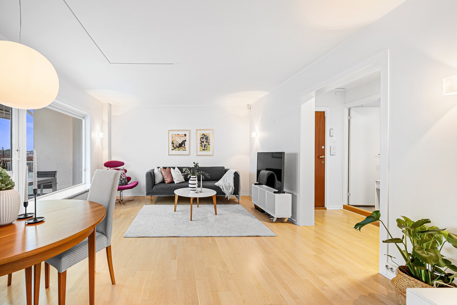 Leiligheten har en lys og romslig stue med en takhøyde på 244 cm. Galleribilde