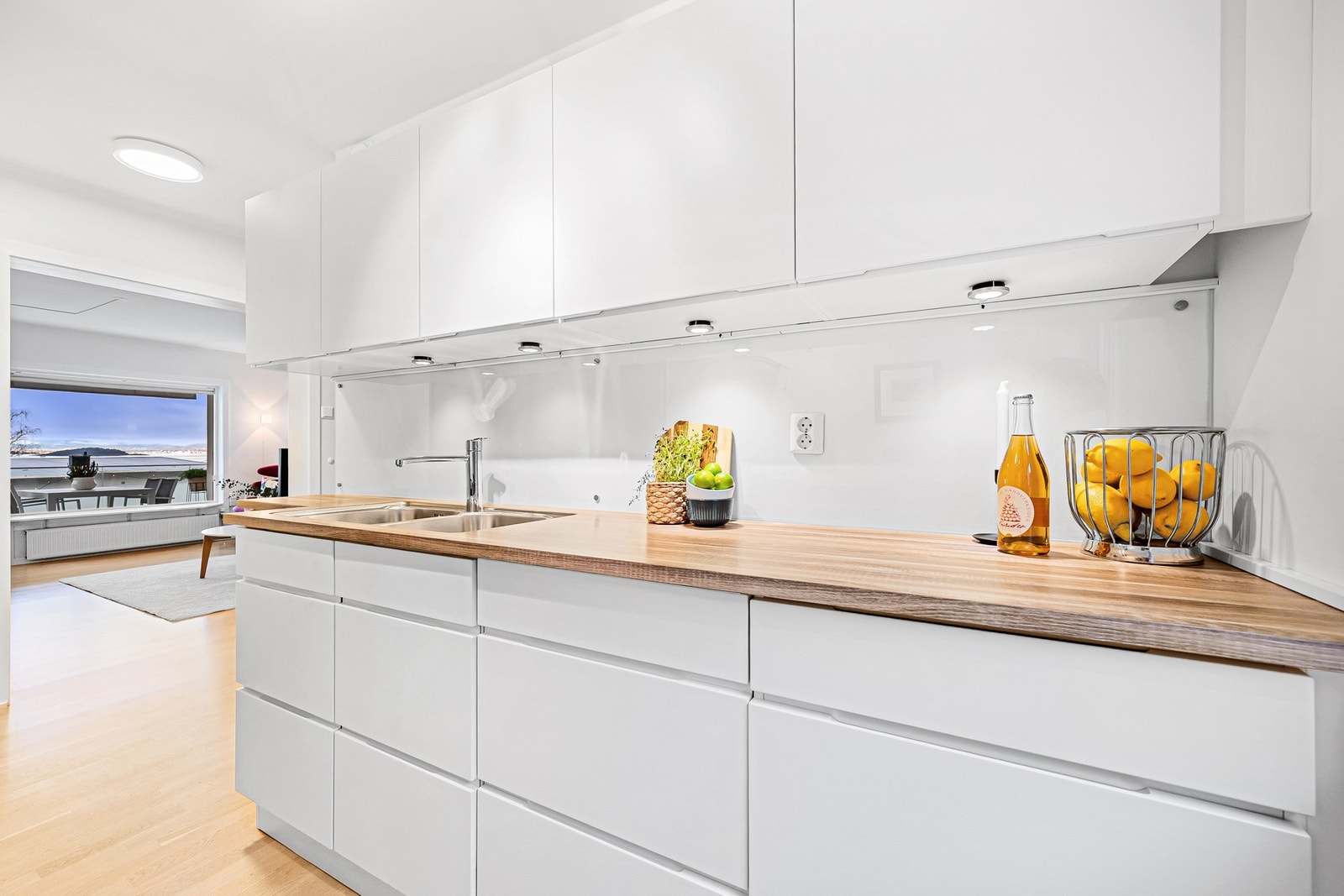 Det har nedfelt stålvask med ettgreps blandebatteri, samt integrerte hvitevarer som kjøl-/fryseskap, oppvaskmaskin, platetopp og stekeovn. Galleribilde