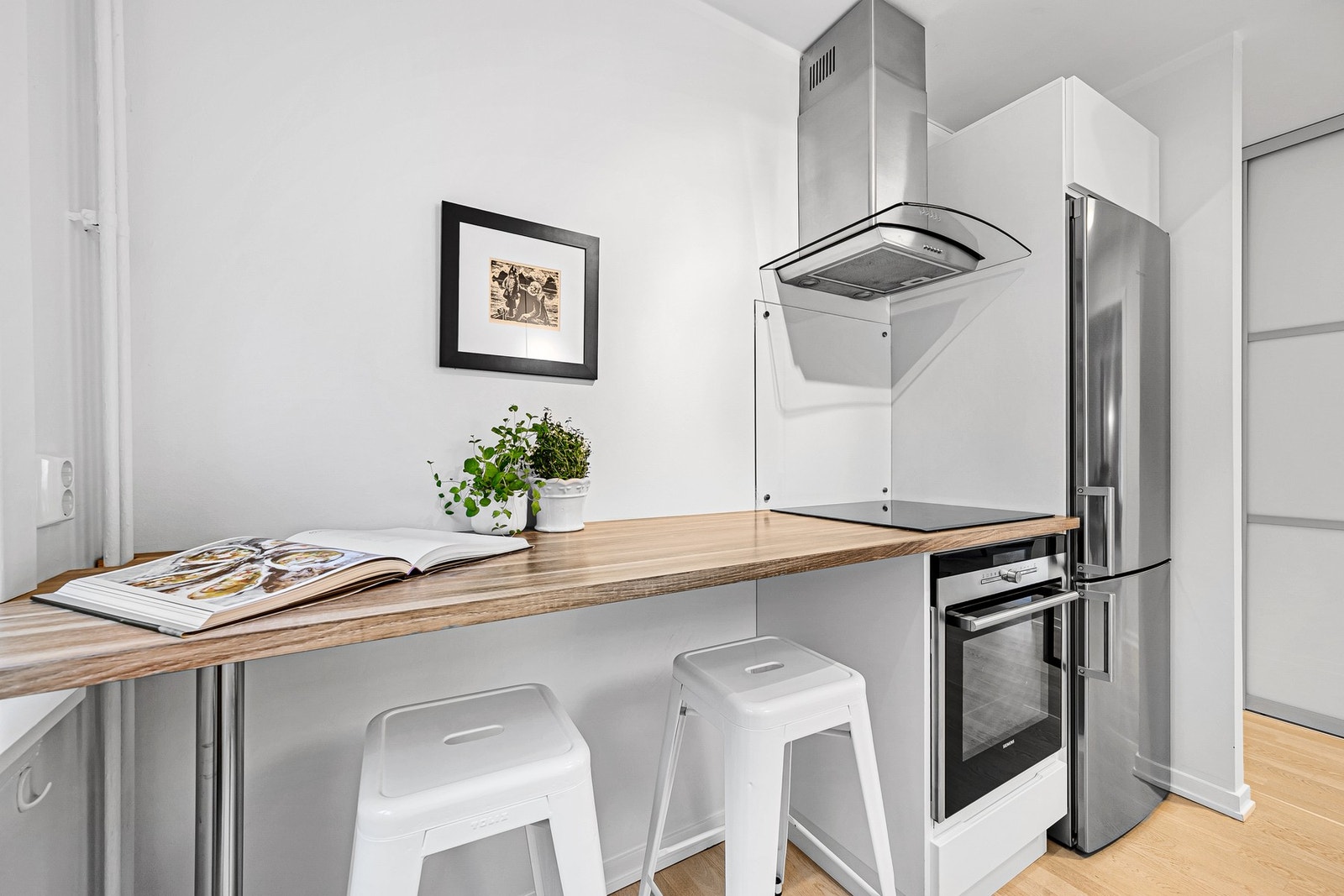 Ventilator med kullfilter er installert over koketoppen. Galleribilde