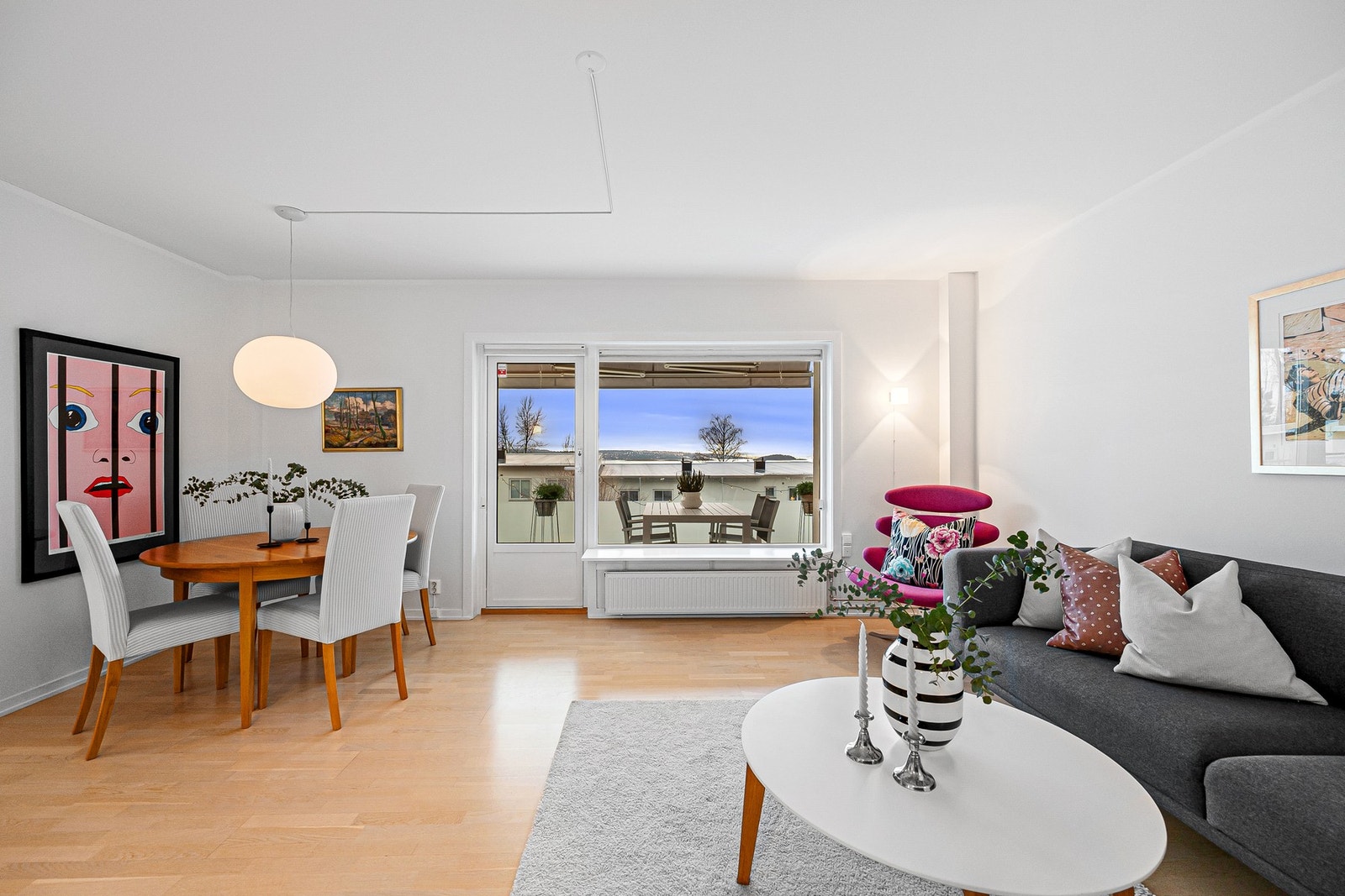 Dette er en romslig og innbydende 3-romsleilighet med gjennomtenkt planløsning og svært attraktiv beliggenhet. Galleribilde