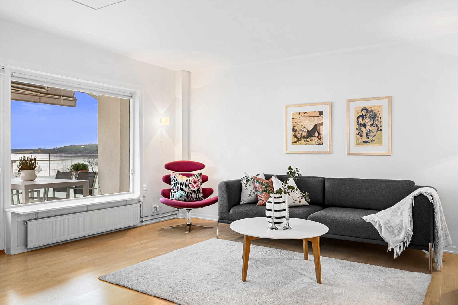 Fra stuen har du direkte utgang til en herlig balkong som forlenger oppholdsrommet og gir en luftig følelse. Galleribilde