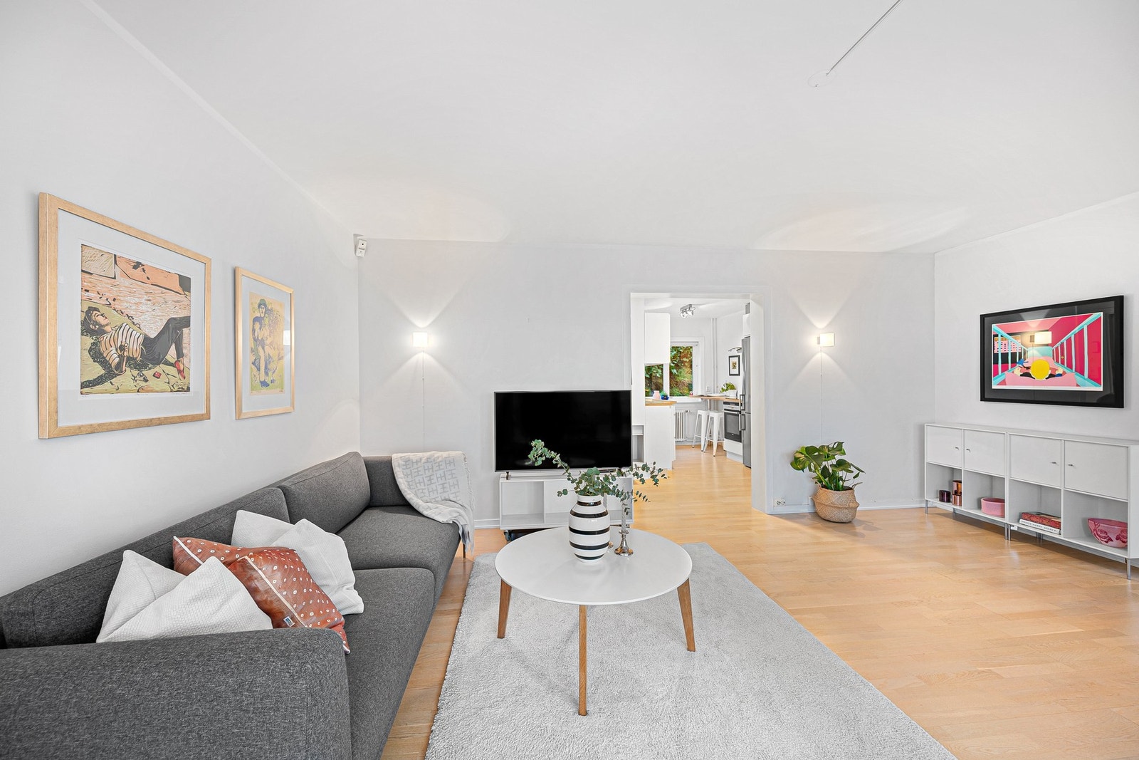 Rommet har parkettgulv og malte vegger, noe som gir et lyst og moderne uttrykk Galleribilde