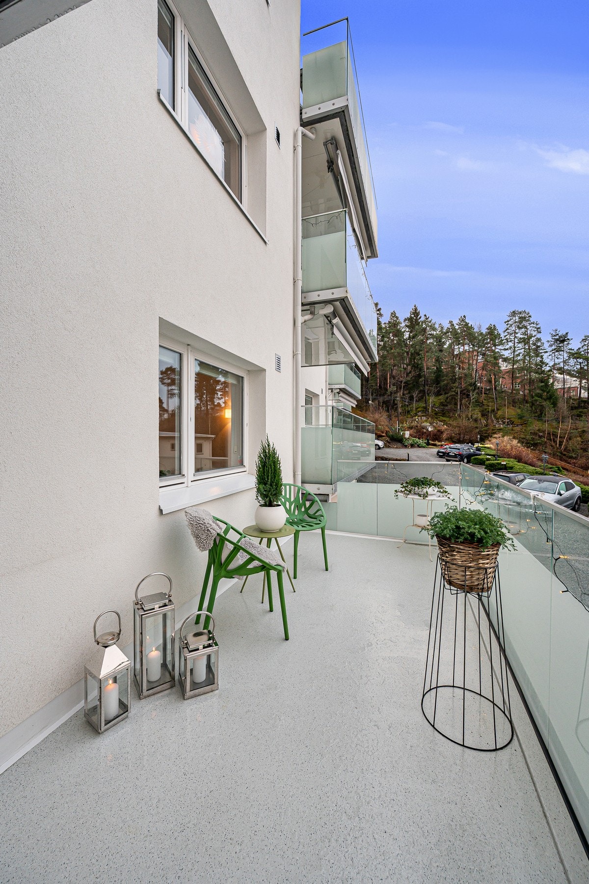 Balkongen er delvis overbygd og har montert markise, noe som gir fleksibilitet i all slags vær. Galleribilde