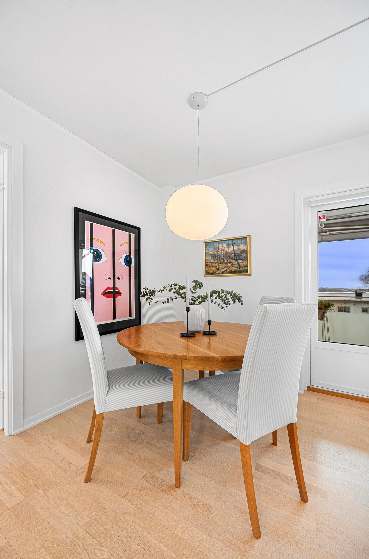 En flott plass for en spisegruppe ved vinduet, hvor du kan nyte utsikten. Galleribilde