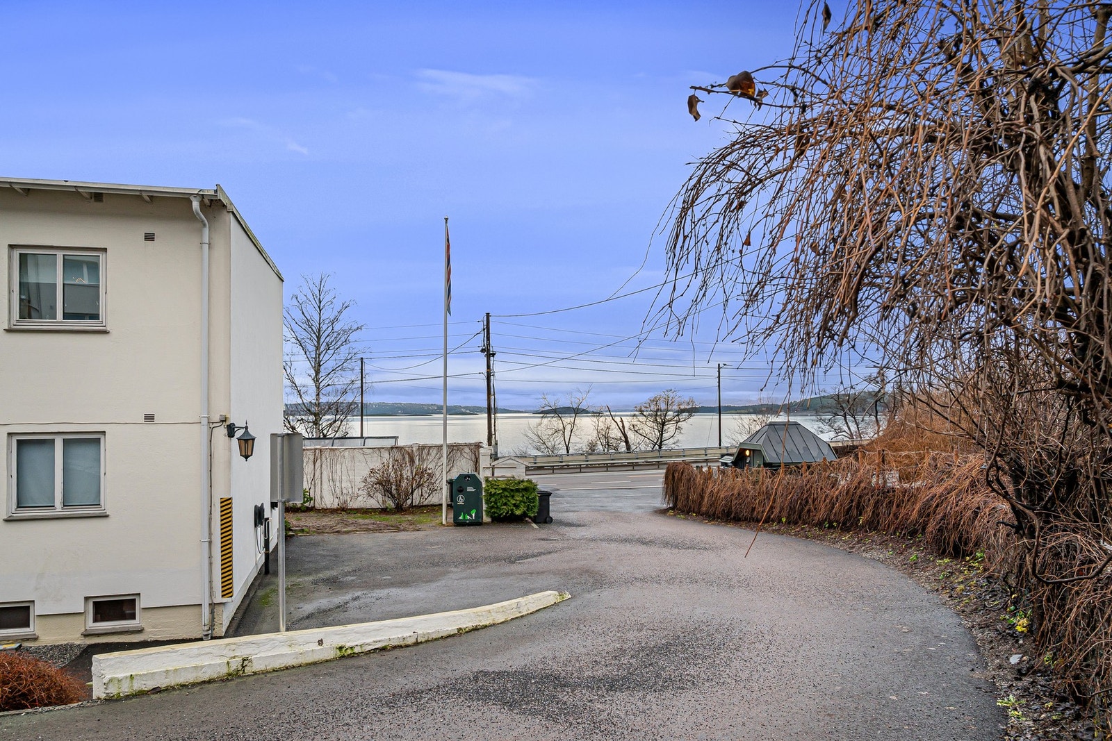 Balkongen ble overflateoppusset i 2019 og fremstår som velholdt. Galleribilde