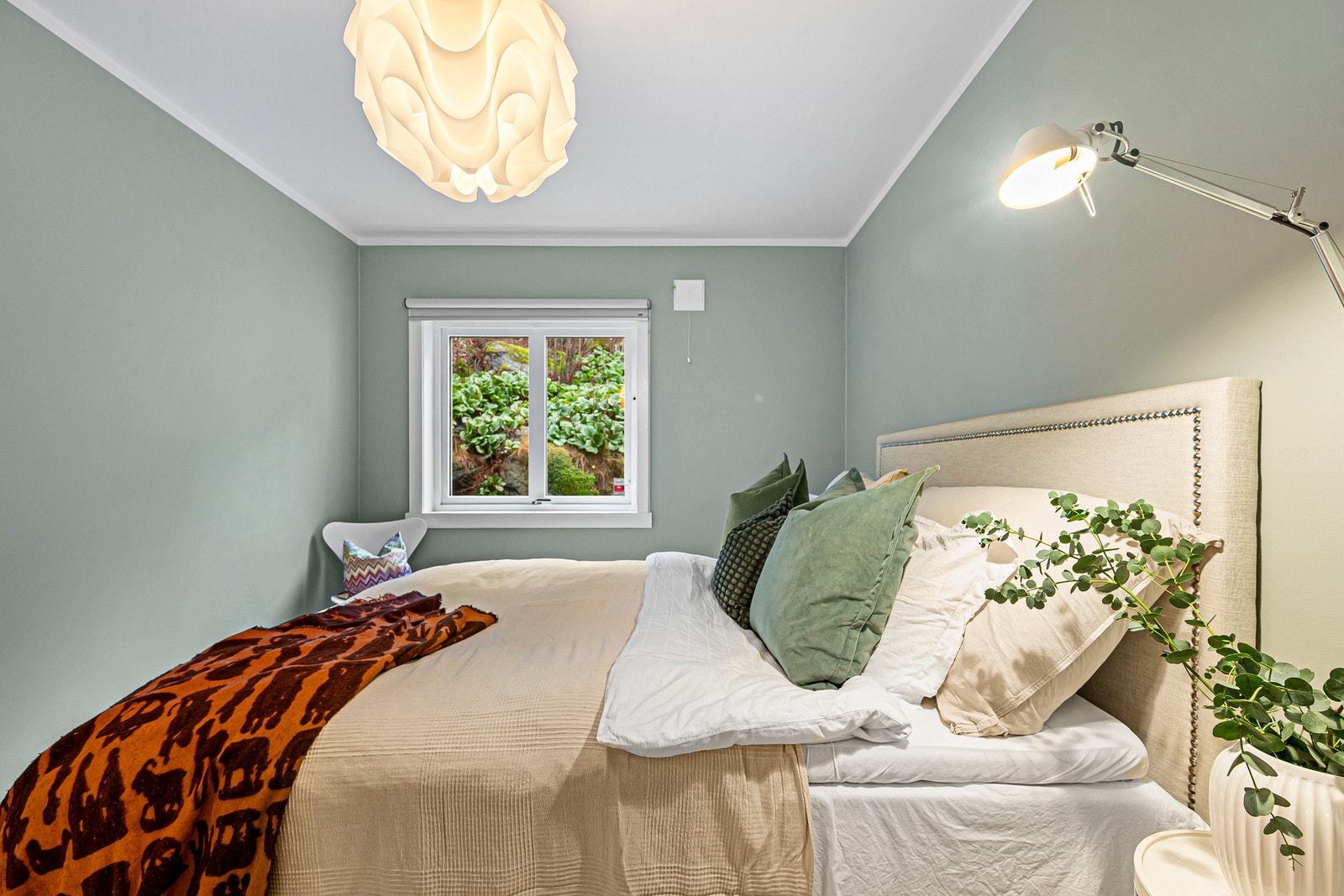 Den fine grønntonen på veggene gir rommet et friskt uttrykk som er lett å innrede rundt. Galleribilde