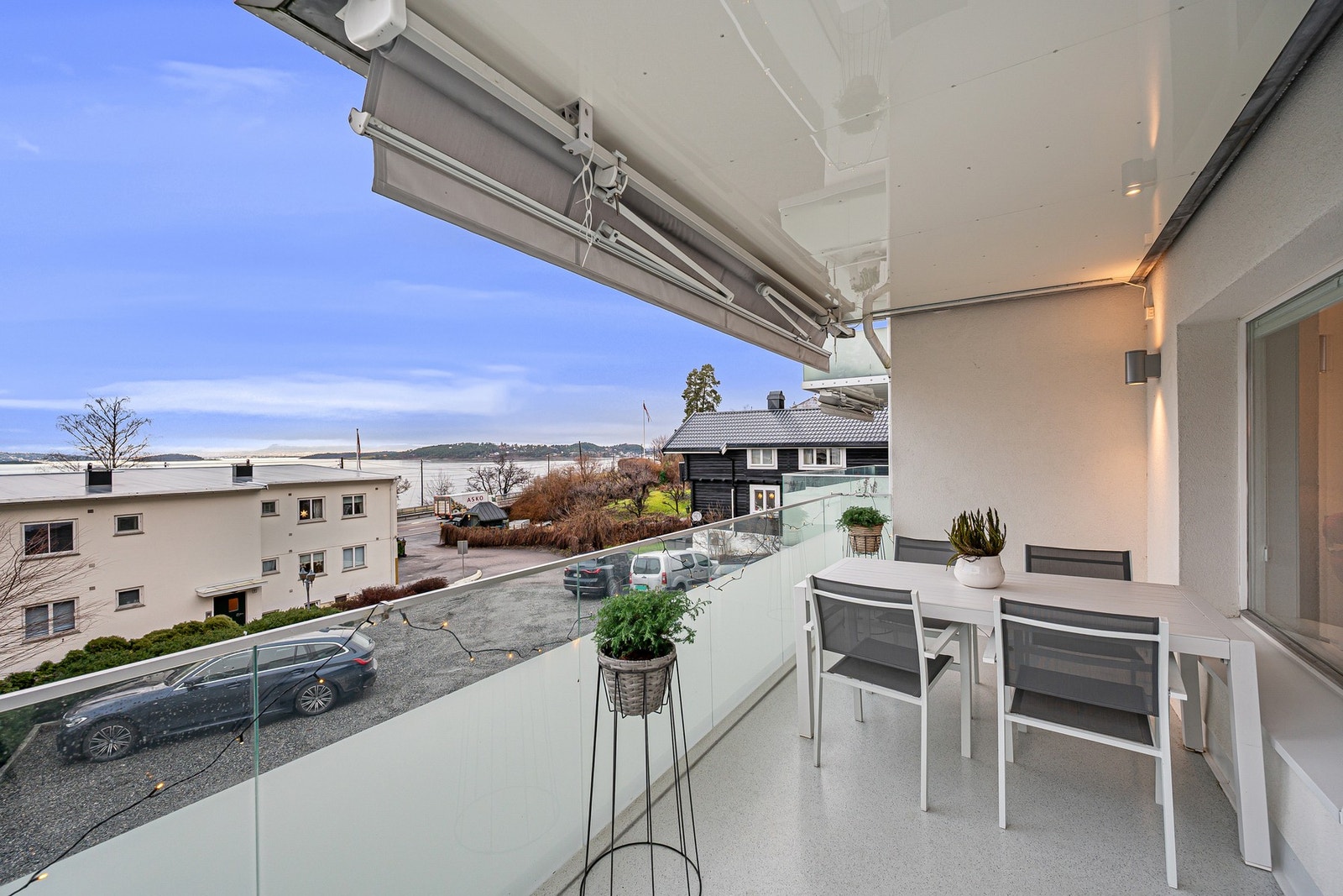 Boligen har en vestvendt balkong på ca. 18 m² - et herlig uterom som virkelig inviterer til å nyte livets små øyeblikk.
Fotograf: Milan Stas Galleribilde