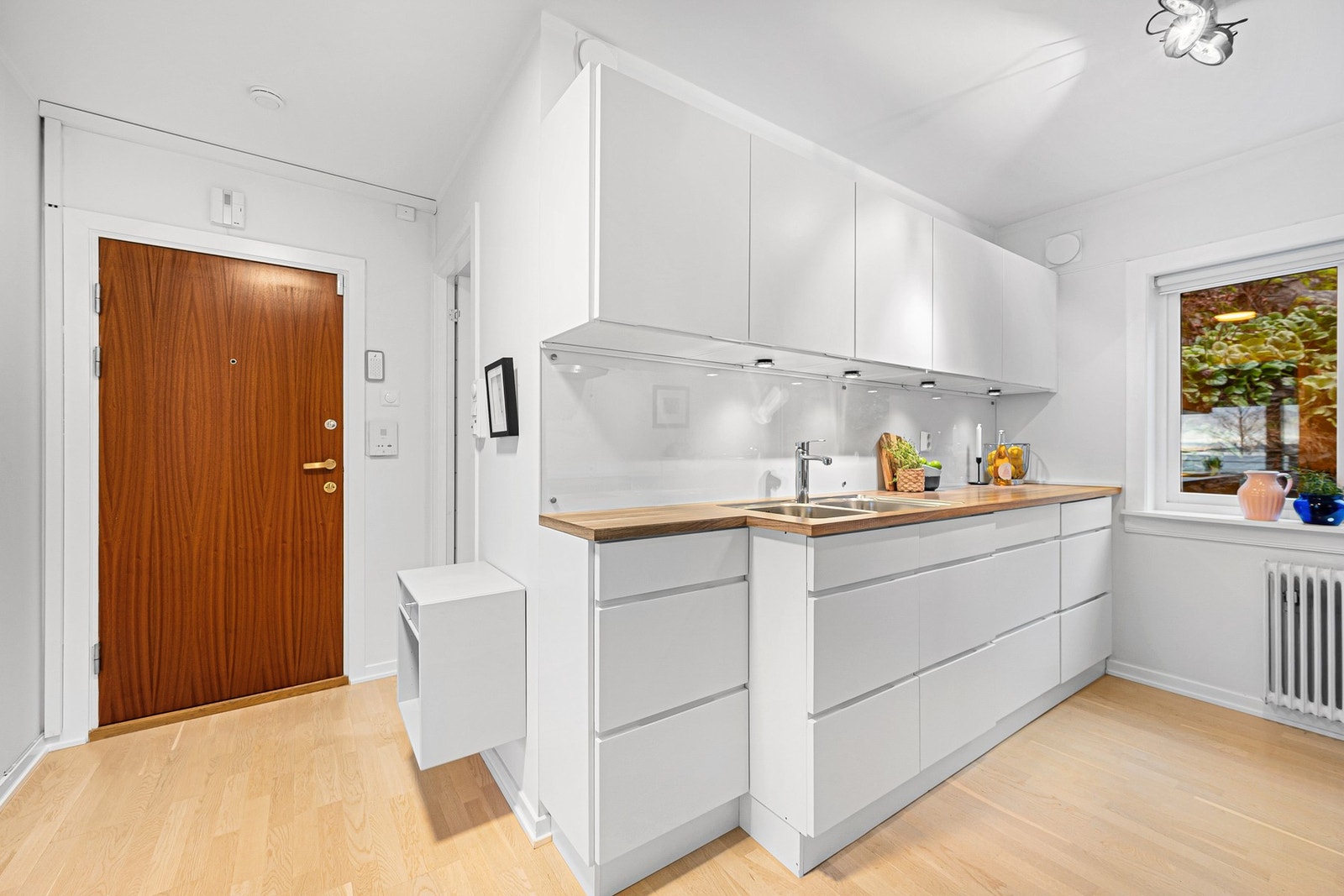 Pent og funksjonelt kjøkken med slette fronter og laminert benkeplate. Galleribilde