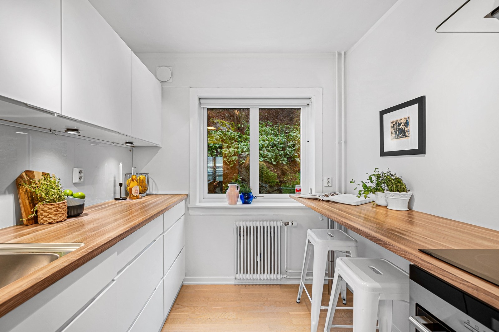 Innredningen er fagmessig montert og fremstår med minimal slitasje, noe som gir et pent og velholdt inntrykk. Galleribilde