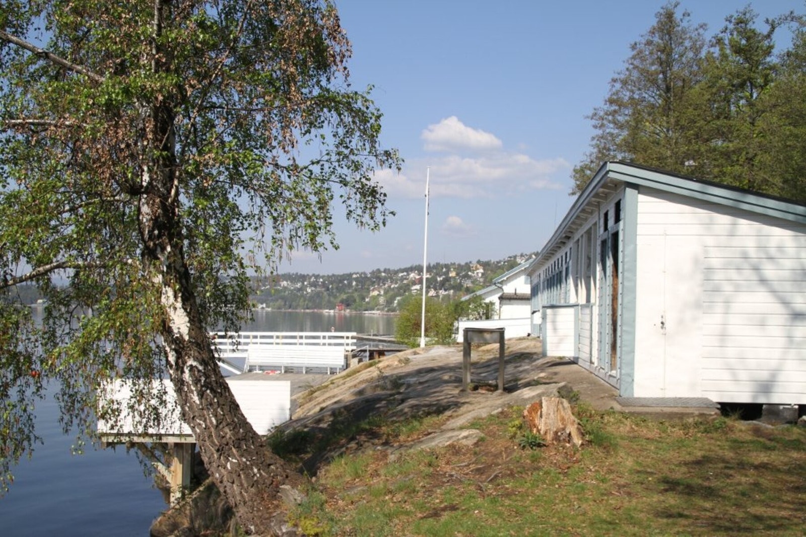 Beboere får tilgang til Ljan Vel og har tilgang til Ljansbadet som ligger en fem minutters spasertur unna. Her er det flotte mulighet for soling og bading hele året. Galleribilde