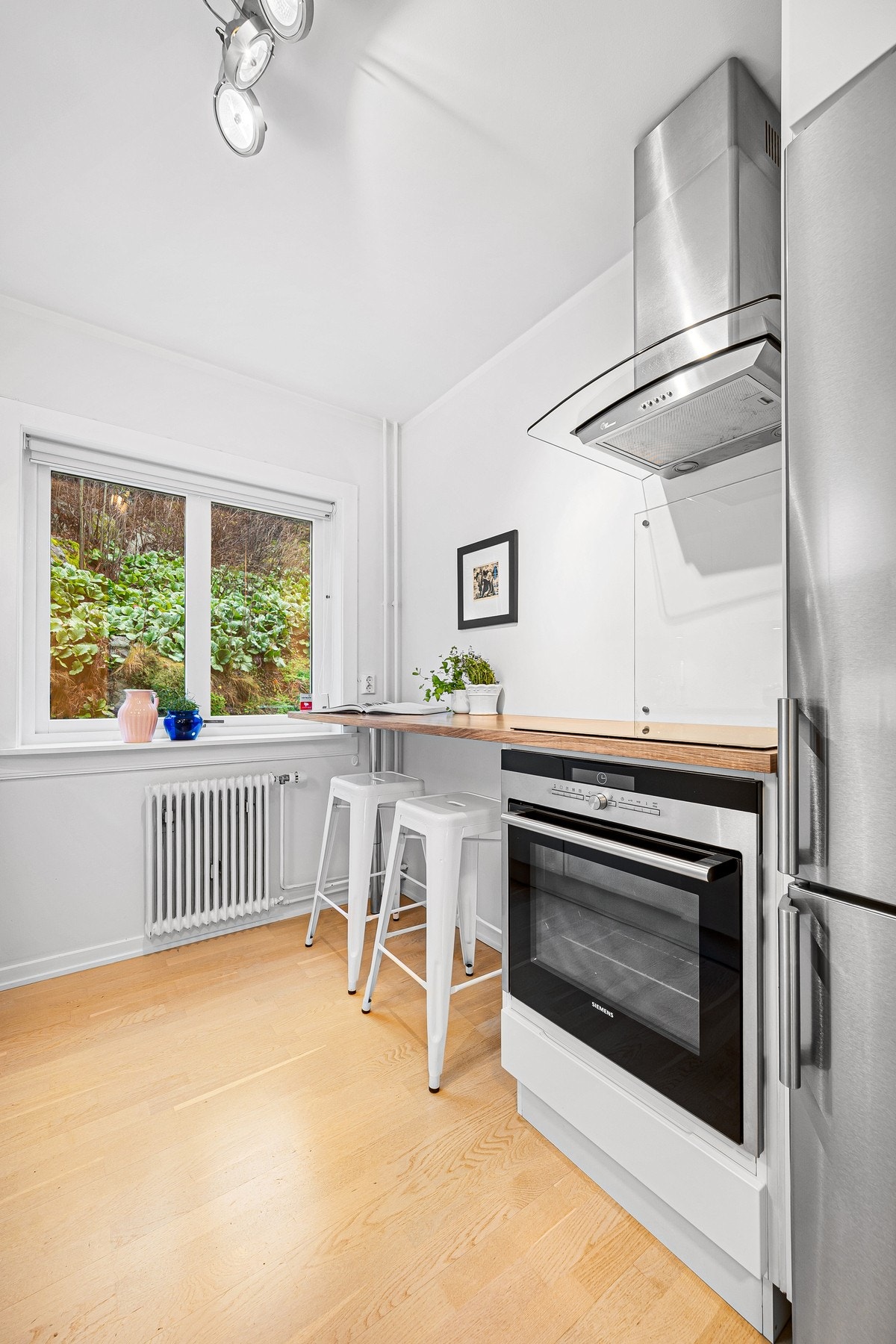 Kjøkkenet byr på rikelig oppbevaringsplass og romslige arbeidsflater som gjør matlagingen både praktisk og effektiv. Galleribilde