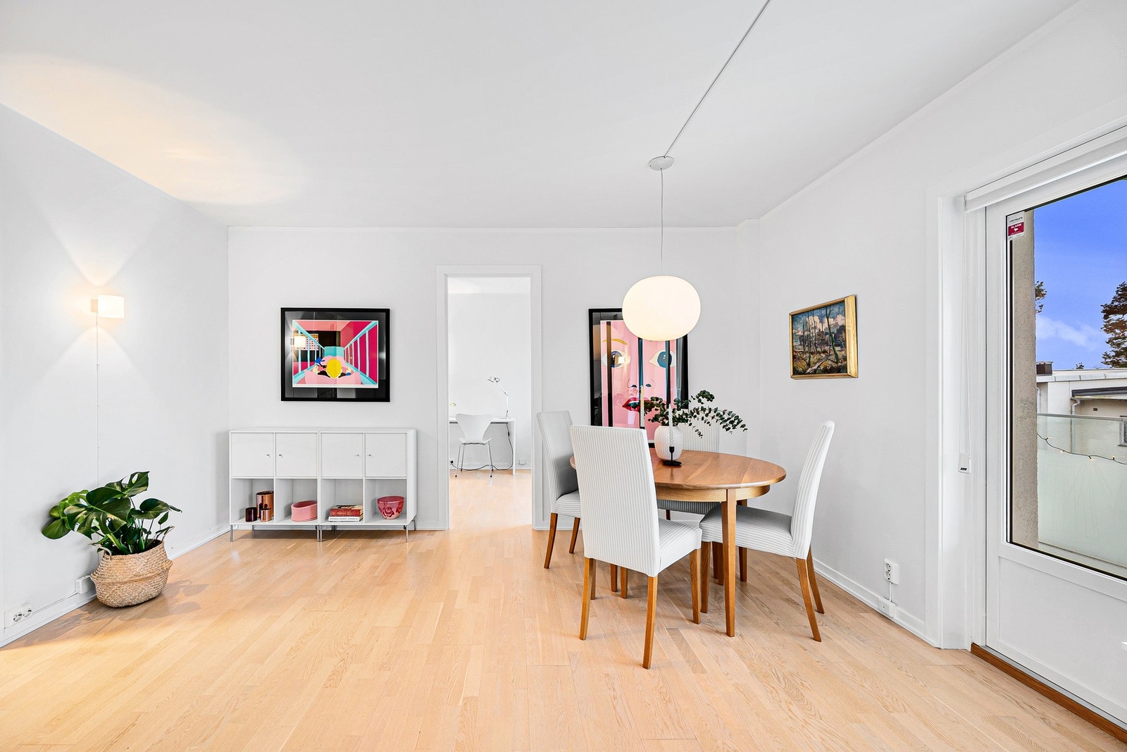 Store vindusflater slipper inn rikelig med naturlig lys og bidrar til en luftig og innbydende atmosfære. Galleribilde