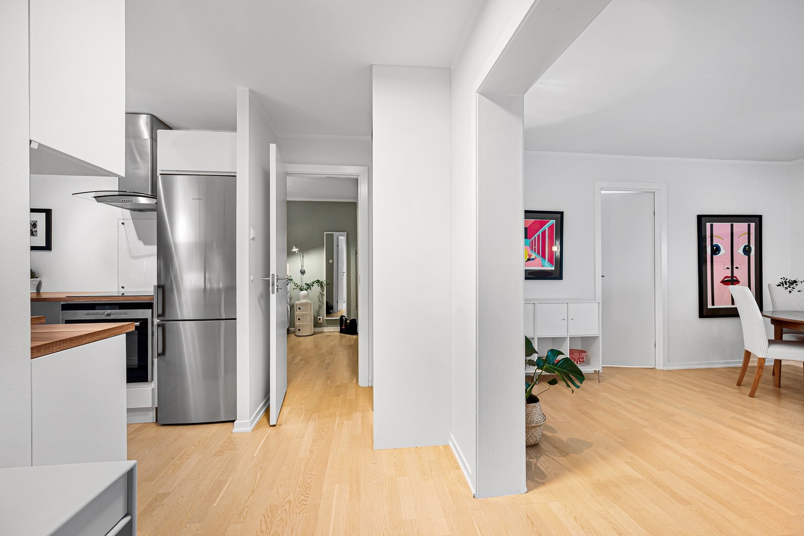 Kjøkken og stue ligger praktisk plassert nær hverandre, noe som gir en god og naturlig flyt mellom rommene. Galleribilde