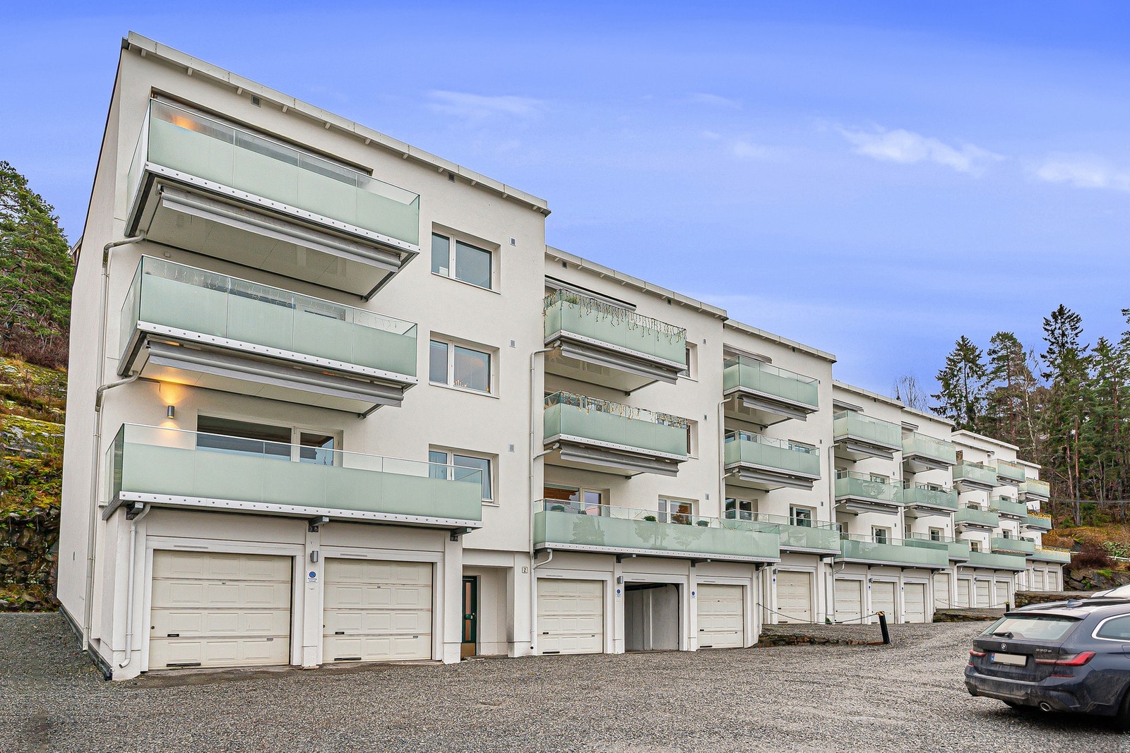 Bygget strekker seg over tre etasjer, med garasjeplasser i underetasjen. Galleribilde