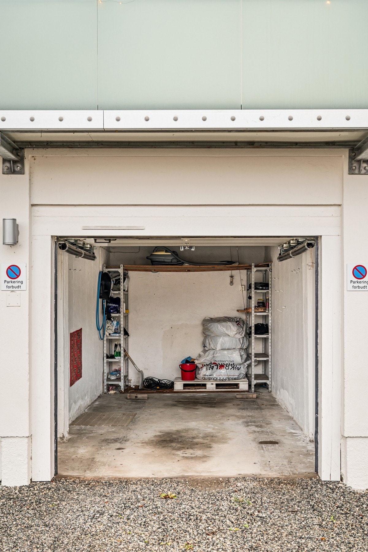 Garasjeplass med elbillader medfølger. Galleribilde