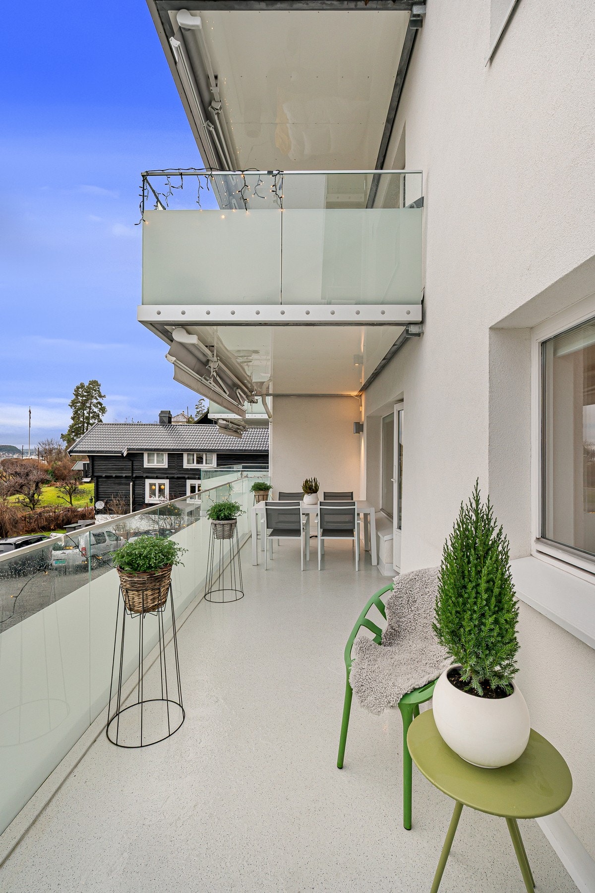 Balkongen er perfekt for en stille stund med en god bok eller hyggelige kvelder med venner og familie. Galleribilde