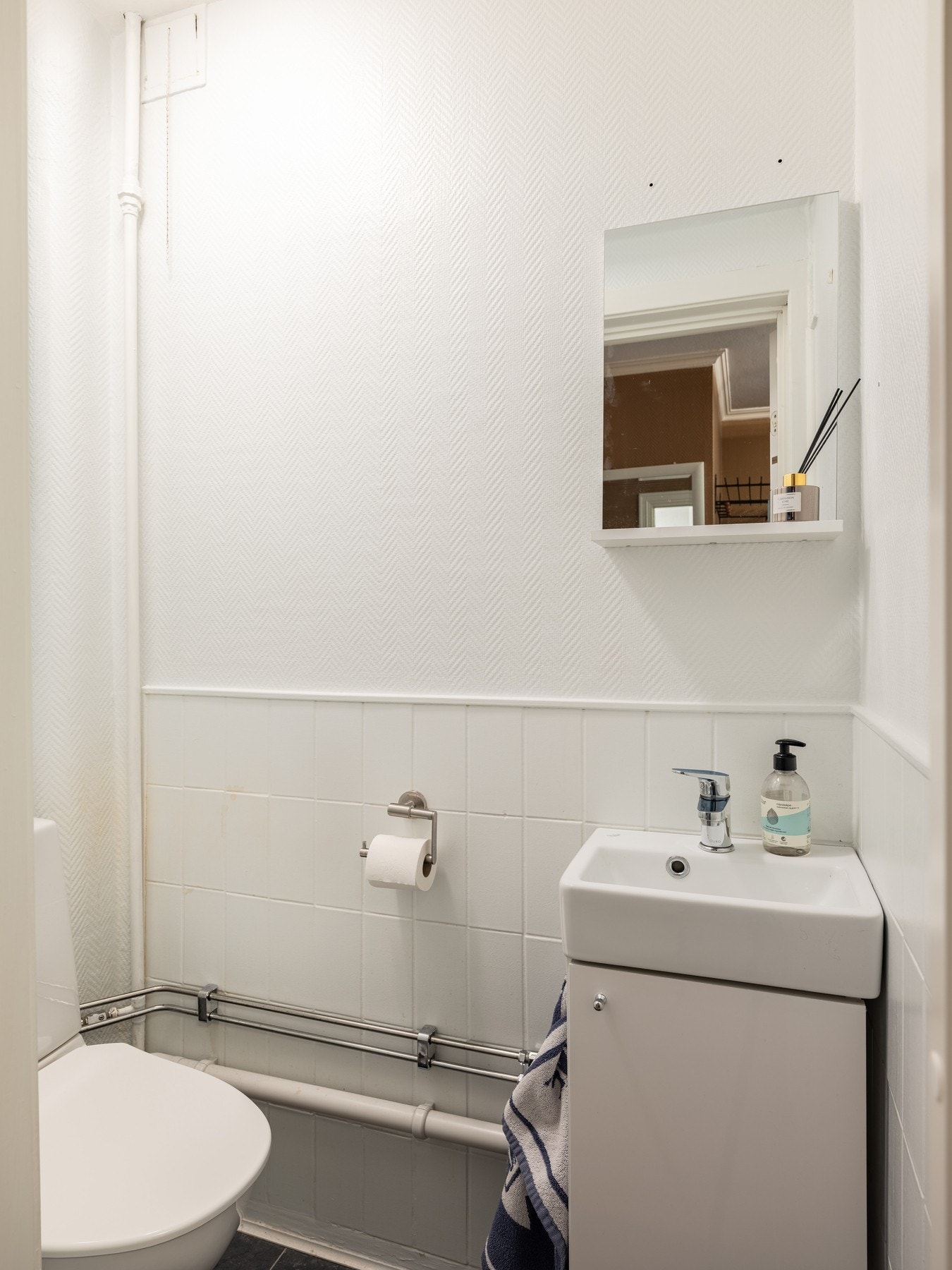 Praktisk toalettrom med ny servant i 2024. Galleribilde