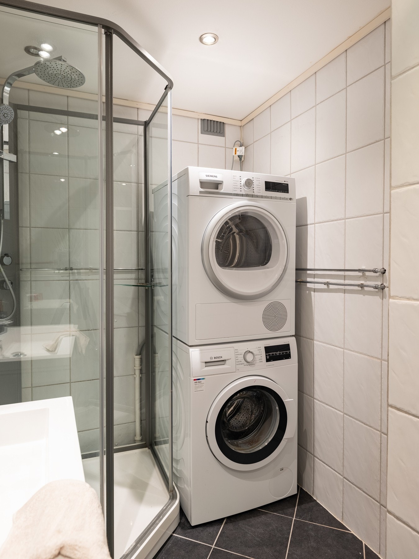 Opplegg for vaskemaskin og tørketrommel. Galleribilde