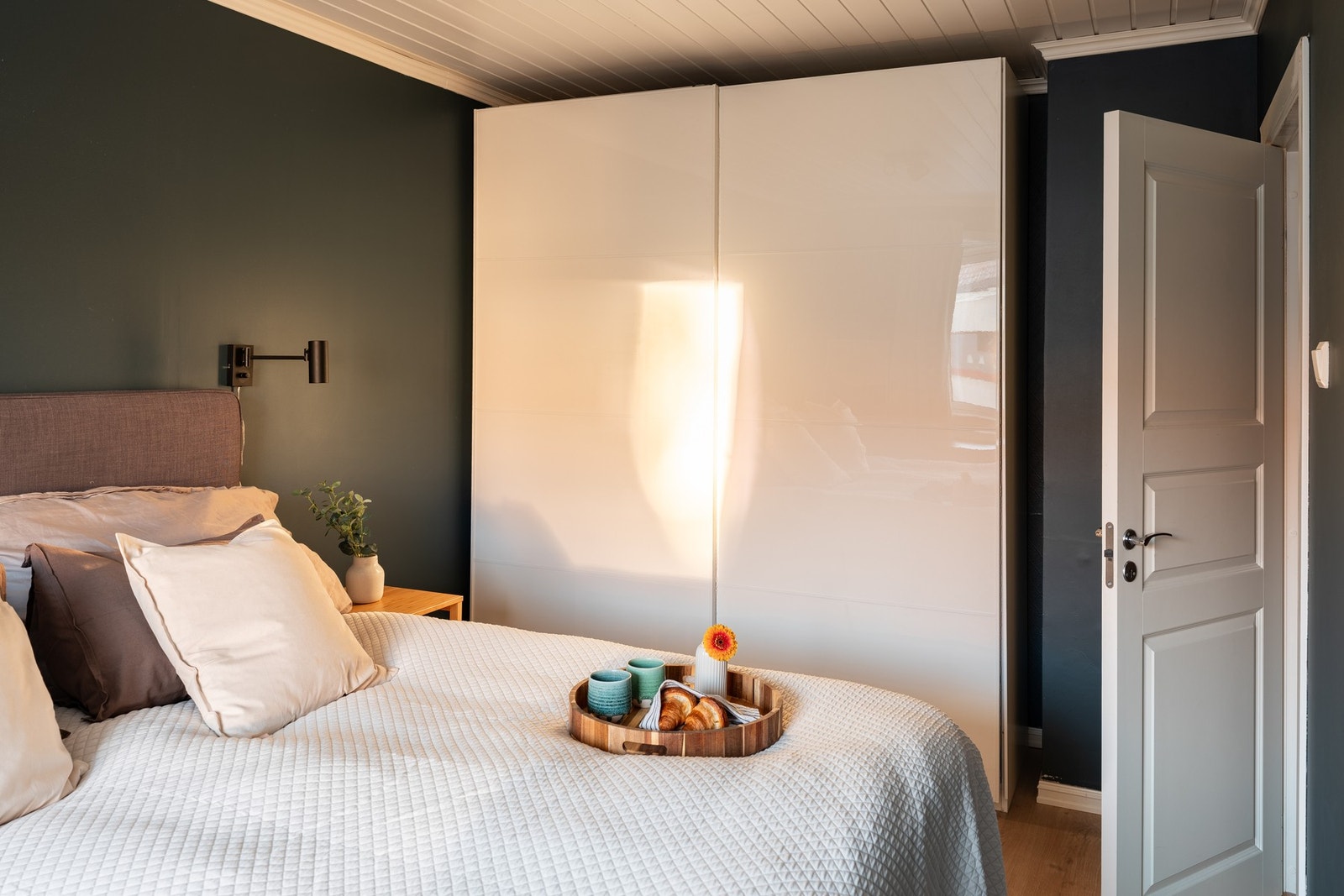 Garderobeskap medfølger i handelen. Galleribilde