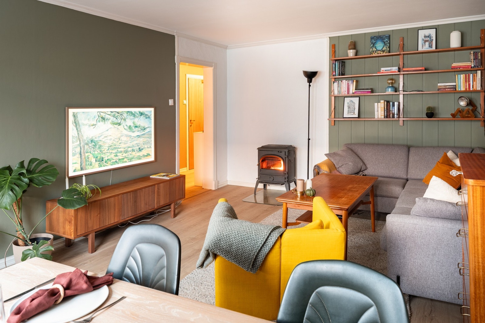 Her er det naturlige soner for sittegruppe og sofakrok. Stuen fremstår som tidsriktig med sine moderne fargevalg. Galleribilde