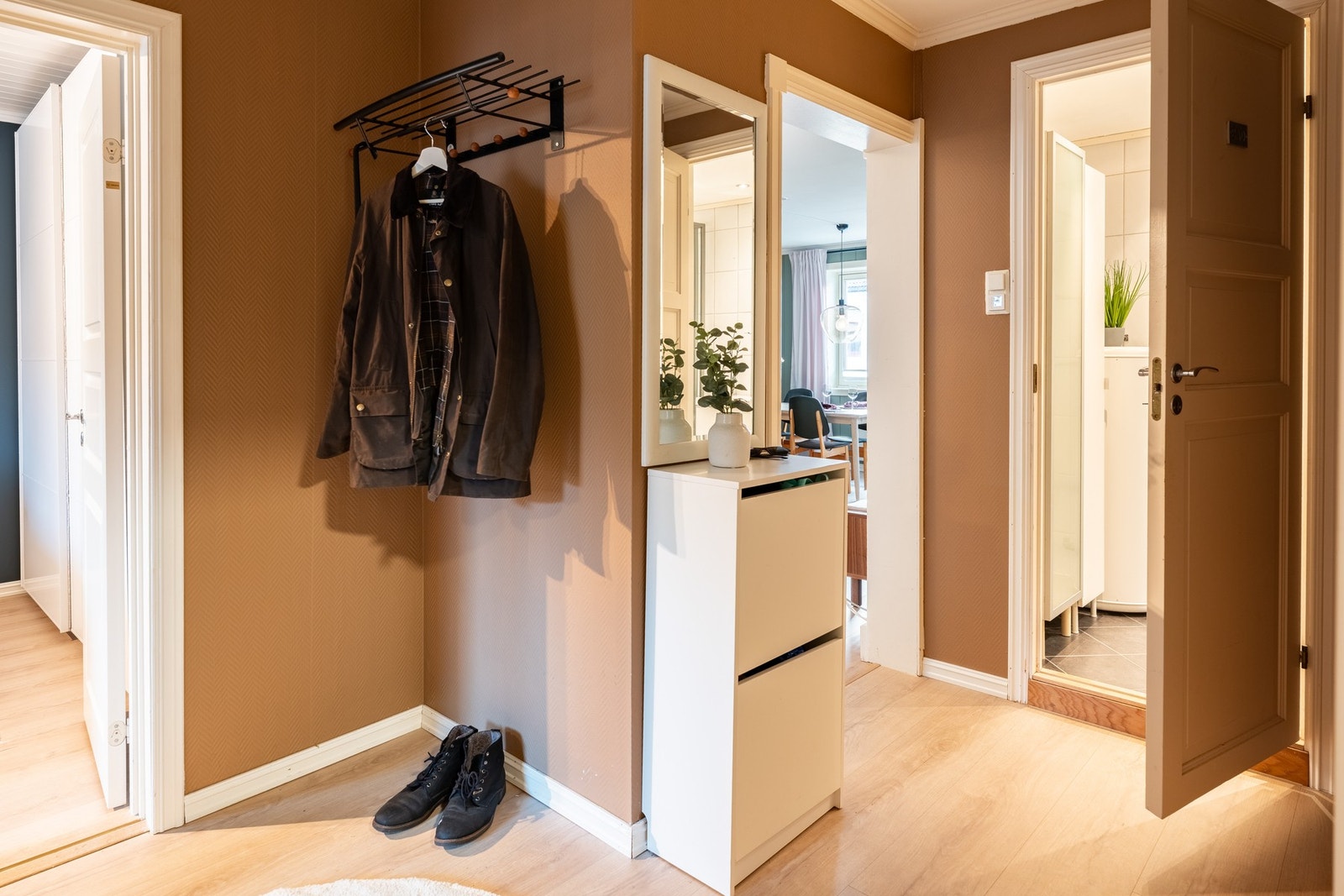Inn i leiligheten møtes man av en entre med gode muligheter for oppbevaring av yttertøy. Galleribilde