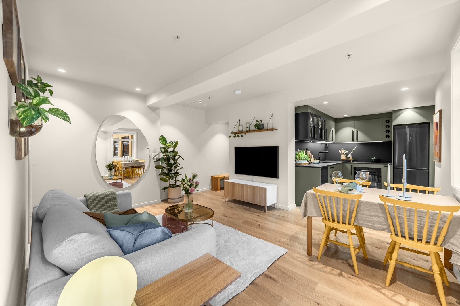 Det er varmefolie i gulv i gang, stue og på kjøkken. Galleribilde