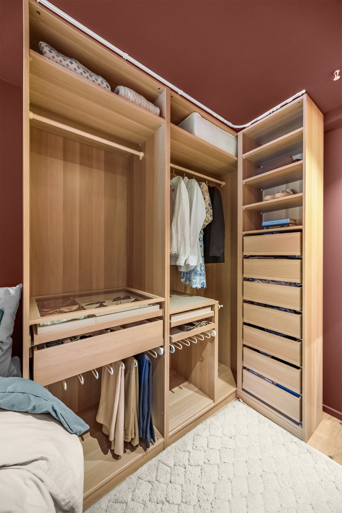 Stort og meget praktisk garderobeskap. Galleribilde