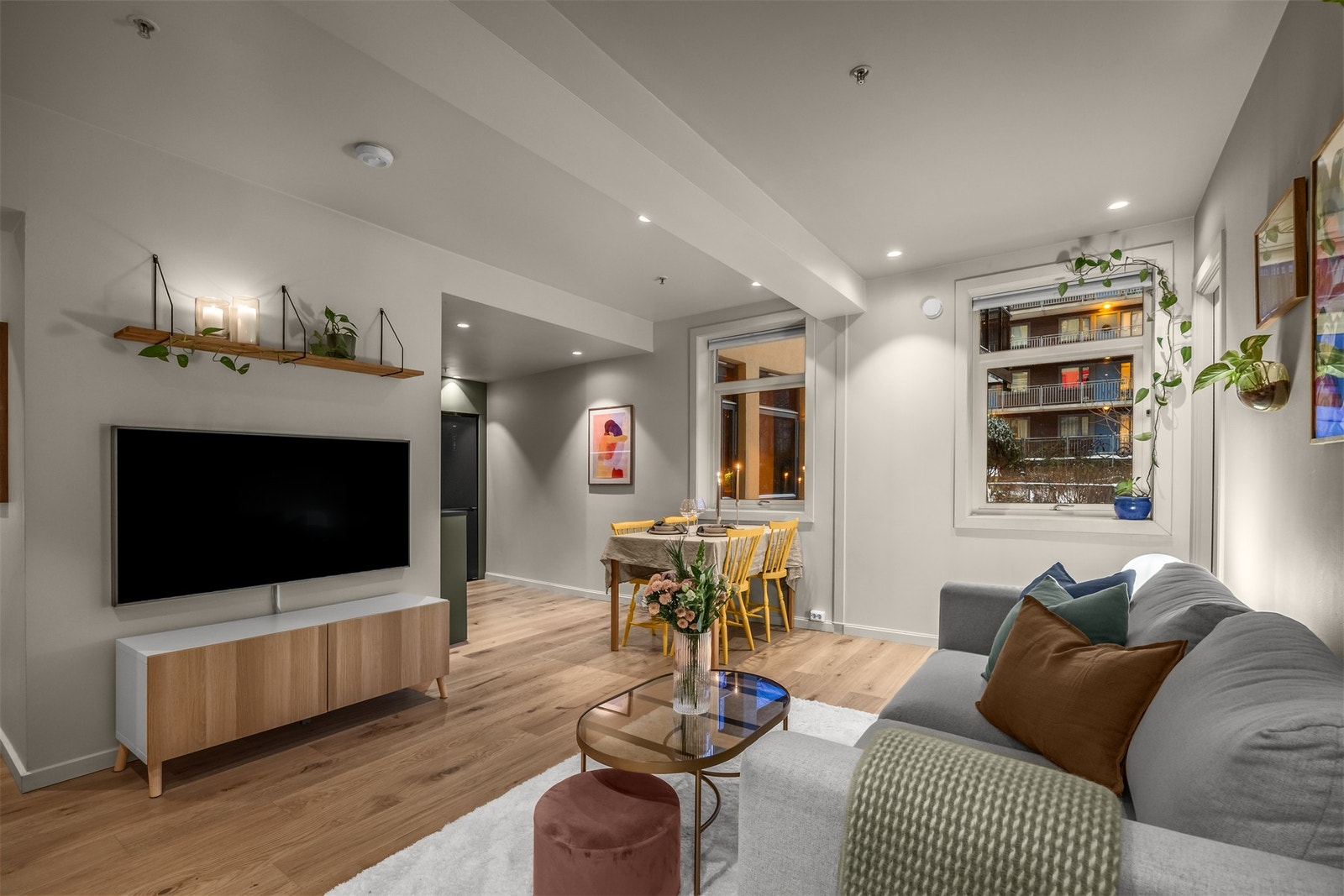 Nikolai Strickland har gleden av å presentere Enebakkveien 15. En stor 2-roms leilighet med god planløsning og moderne standard (kveldsfoto). Galleribilde